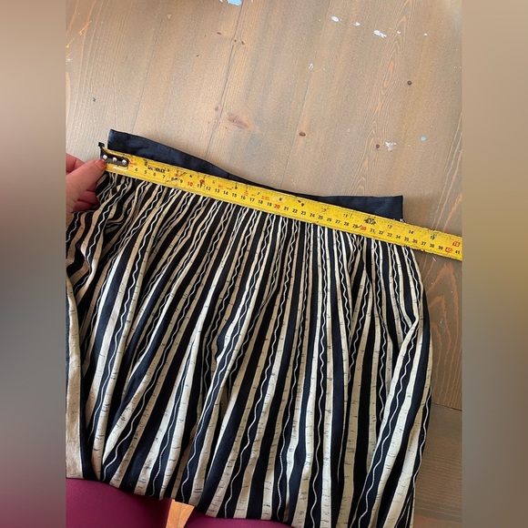 Black and Gold Pleated Skirt Size 4 - Picture 5 of 7